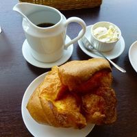 トラットリア グランボッカ - ポップオーバー　皿からはみ出しそうな大きさ