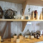 森のカフェおん - 入り口にはナチュラル雑貨、お野菜販売も♬