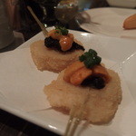 串揚げ 串の実 - ホタテの串揚げの上にとんぶりとウニ～