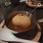 串揚げ 串の実 - ポーチドエッグの串揚げ★カレーと一緒に