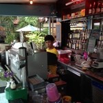 New Joe Guest House Cafe - 屋外で気持ちがいい風が吹いてます。