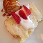 かえる食堂 - シフォンサンデー（プレーン生いちご）