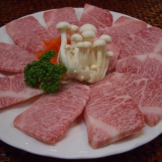 鮮度のよい上質な肉の旨みを堪能する「牛肉」