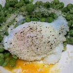 サイゼリヤ - ブラックペッパーとシチリア産海塩をかける