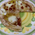 サイゼリヤ - オリーブオイルとホットソースをかける