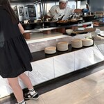 スカイレストラン ハレアス - 外人のシェフがオムレツを作ってます