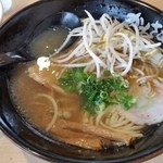 ラーメン処かわさき - しょうゆらーめんの具はチャーシュー１枚、簀巻き、メンマ、もやし、青ねぎ