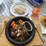 ピアサピド - 料理写真:熟成牛ヒレ肉の切り落としカットステーキ シャンピニオンソース1903円（パン・ライス食べ放題）・ドリンクバー220円