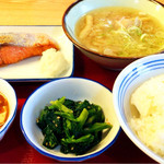 金沢田上食堂 - 鮭塩焼 ミニ麻婆 菜の花辛子和え 豚汁 ライス