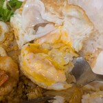 タイ食堂 ひょうたん - 目玉焼きを崩して