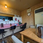 がんこラーメン 雅 - カウンターとテーブル席