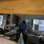 がんこラーメン 雅 - カウンターの目の前が厨房です