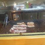 銀の舞 - ハーフ豚丼のお肉　バラ・ロース各３枚♪（2015年4月）