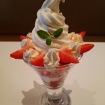 ホソカワ - 『ミニイチゴパフェ』(900円)！ソフトクリームと生クリーム、ミントの葉が添えられて美味しいミニイチゴのパフェ～♪(^o^)丿
