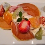 ホソカワ - 薄いパンケーキが３枚！その上に、苺の『あまおう』『オレンジ』『キュウイ』、粉糖と生クリームが添えられている～♪(^o^)丿