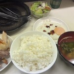 パルナス亭 - 定食なのでライス、味噌汁、サラダ。本来は自分で作る目玉焼きだがおかあさんが別のホットプレートで作ってくれた。しかも半熟で。