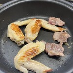 パルナス亭 - ホットプレートで一度蒸してある手羽先と砂肝を焼く