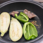 パルナス亭 - 手羽先は火が通っているので先に取り出しピーマンとなすを焼く、砂肝はまだ火が通ってない