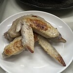 パルナス亭 - 表面に焼き目の付いた手羽先