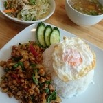 サバイディー タイ&ラオス料理 - カオガパオ(ランチ    スープ&サラダ付き )    ￥680