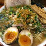 長町ラーメン - 白ネギトッピングで表面にネギ油びっしり^ - ^