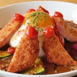 ビジターズ カフェ - 料理写真:火山ハムカツカレー