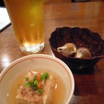 秋田料理と炙り まるみや - 小鉢２品。　お豆腐と白バイ貝かな？
