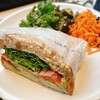 DEAN & DELUCA カフェ - サンドイッチのパンに胡桃とレーズンが練り込まれてます