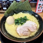 壱角家 - 料理写真:家系ラーメン(塩)に味玉