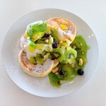 The Olive Cafe - 贅沢キウイとヨーグルトのパンケーキ