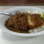 とんかつ美よし - 常連メニュー チキンカツカレー　700円。ジューシーな鶏もも肉を１枚が乗っています。衣はさっくり、肉はふわっとした食感です。注文はチキンカツカレーと言えば、メニューになくても作っていただけます。