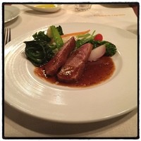 Le Salon de Legumes - 鴨のロティ。
                野菜メイン。
                ワインが美味い。
                研修医の勧誘ですわ。