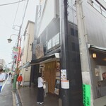 寿司の美登利 - 駅からすぐです。台風なのでお店前に待っている方なし。いつもの土曜日11時50分なら右のお店壁に沿ってお客様がびっしりです。
