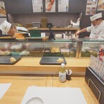 寿司の美登利 - １階のメインカウンターの職人さん。やっぱり違う。