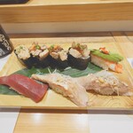 寿司の美登利 - 上段右から、アボカドエビ、まぐろすじ、納豆軍艦、下段右から炙りトロ、赤身です。
