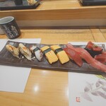 寿司の美登利 - 右から、びっくりまぐろ２貫、赤身、玉子、タコ、炙りサバです。