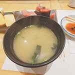 寿司の美登利 - サービスのお味噌汁。さっぱりしています。