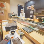 寿司の美登利 - セットメニューを作りながら、キビキビしてカウンターにも対応してくれます。