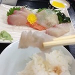 源蔵本店 - 箸でつまんでいるのは、本物の「ヒラメのえんがわ」