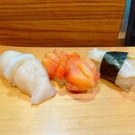 千元寿司 - 帆立、赤貝、つぶ貝。