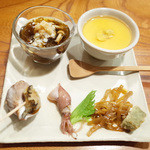 山介 - お通しセット(800円) 自家製豆腐の雲丹のせ、もずく酢、やまうどのきんぴら、菜花のしんじょう、ホタルイカのオイル漬け、バイ貝(たぶん)の醤油煮