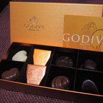 GODIVA - このツヤ、風味、繊細な口当たり、
                      さすがは、ゴディバ！美味しい～
                      こんな高級チョコは自分では買わないので、
                      少しずつ頂くね～