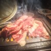 YAKINIKU MARUUSHI - 料理写真:「とろけるロース“トロたれ焼き ” 」
脂身のある牛肉を、店員さんが網で一気に焼いてくれる 。