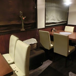 ワインバー フレンド書房 - カウンターにテーブル２卓。のこじんまりながら、落ち着く雰囲気♪