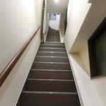 ワインバー フレンド書房 - ３階まで険しい道のりですが（笑）、しっかり手すりがありますので、お気をつけて☆