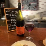 ビストロ ヴァン・ラヴァン - ケーキ2切れいただいたので、もう一切れは、赤ワインとともに。こちらもよく合います！ワインが綺麗な色✨