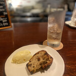 ビストロ ヴァン・ラヴァン - 具だくさんのブランデーケーキとバニラアイスクリーム！おいしいハイボールとともに最高のデザートタイム