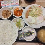 松屋 - 料理写真:ソーセージエッグW定食580円、クーポンでキムチ(2026.4.26)