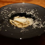 リストランテ ペリーニ アダージオ - 一皿目のパスタ：大きなパルメジャーノの中で和えたピチ、有機黒胡椒がけ
