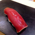 鮨 はしもと - 赤身漬け。周りは湯掛けしてあります。